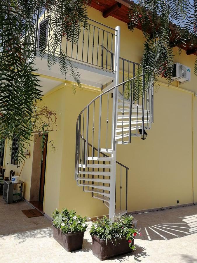 Villa Sole - Finaiti - Appartamento Per Turisti Флоридия Екстериор снимка